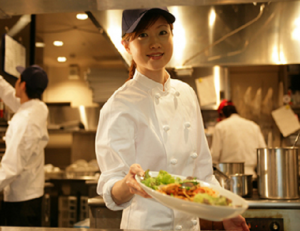 横浜で人気のイタリアン料理店でのキッチン業務