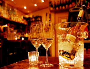 ミシュラン獲得店舗　ソムリエを募集。自社でワイナリーと提携し、オリジナルワインを提供する、業界初のレストランを展開しています。